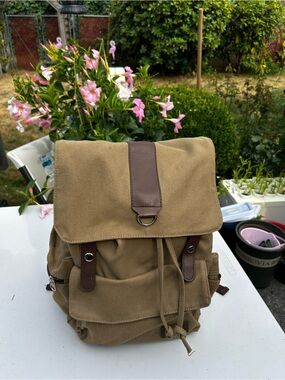 Bella Roso men’s Khaki Canvas Drawstring Backpack with Brown Trim Sz 17”x12” 8”